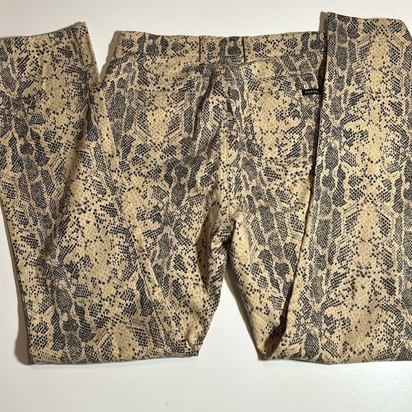 Guess Vintage Tan Snake Print High Waist Straight Leg Pants Sz 30 C9 - Picture 2 of 3
